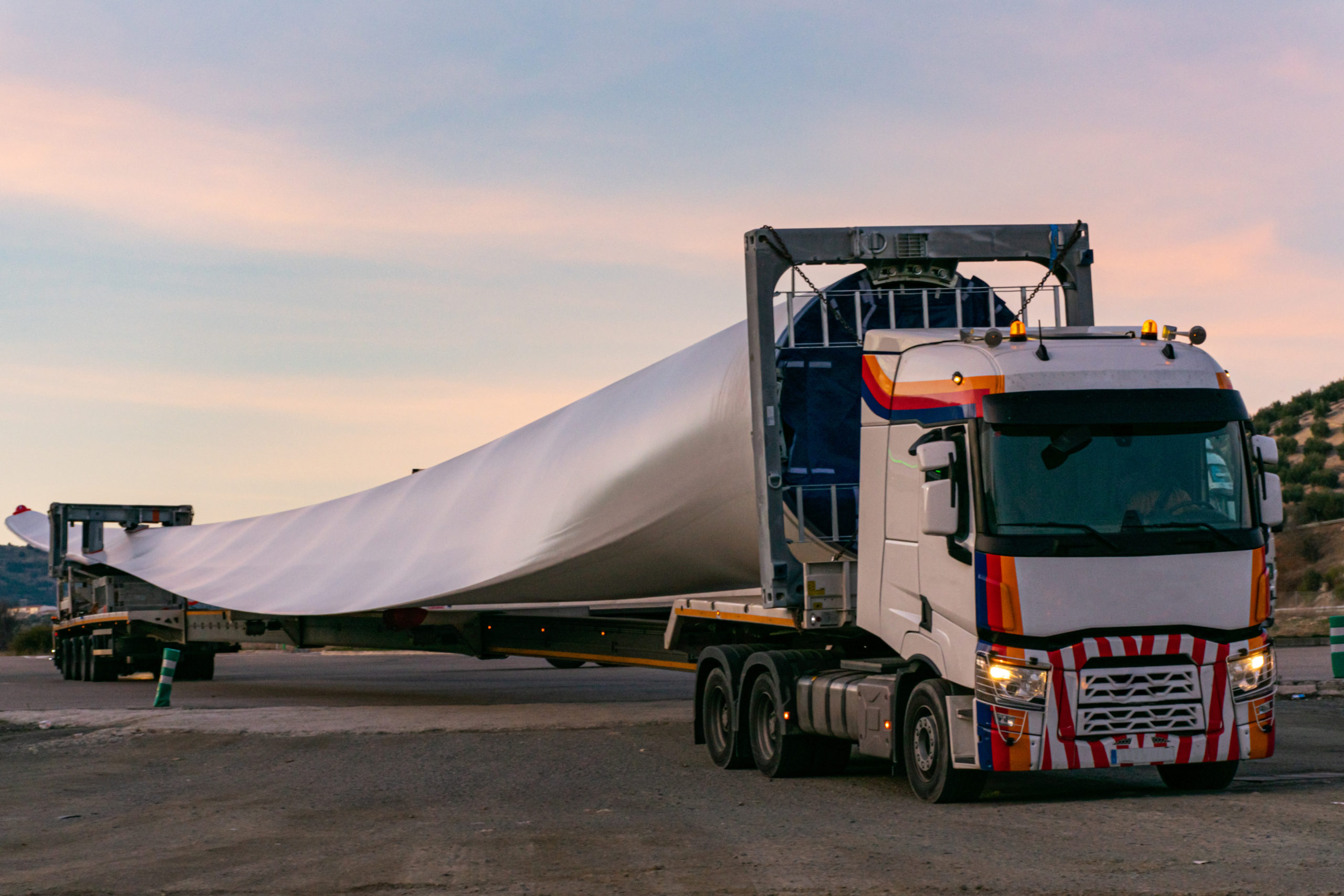 Special transport of blades for wind turbines, truck transporting a wind turbine blade that due to its large size requires a special adapted semi-trailer. fot. HS2
