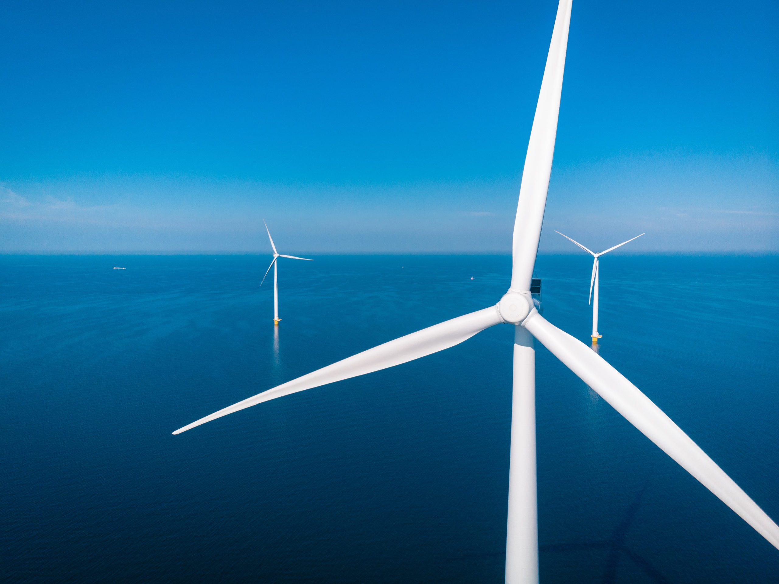 Wind turbine from aerial view, Drone view at windpark westermeerdijk a windmill farm in the lake IJsselmeer the biggest in the Netherlands,Sustainable development, renewable energy Netherlands / Adobe Stock/Patrycja Rapacka
